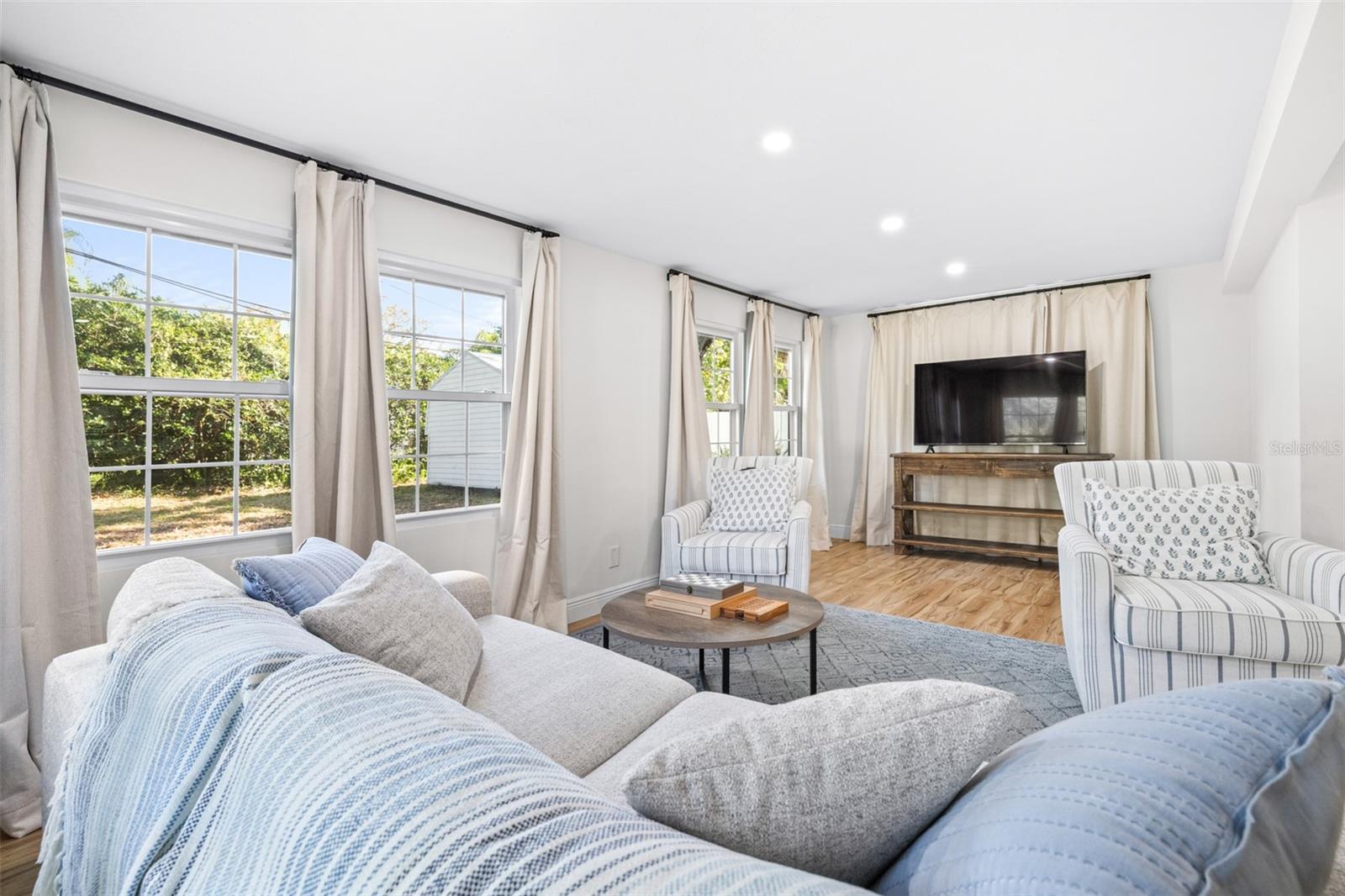 Image 18 of 47 For 2244 Glenmoor Road N