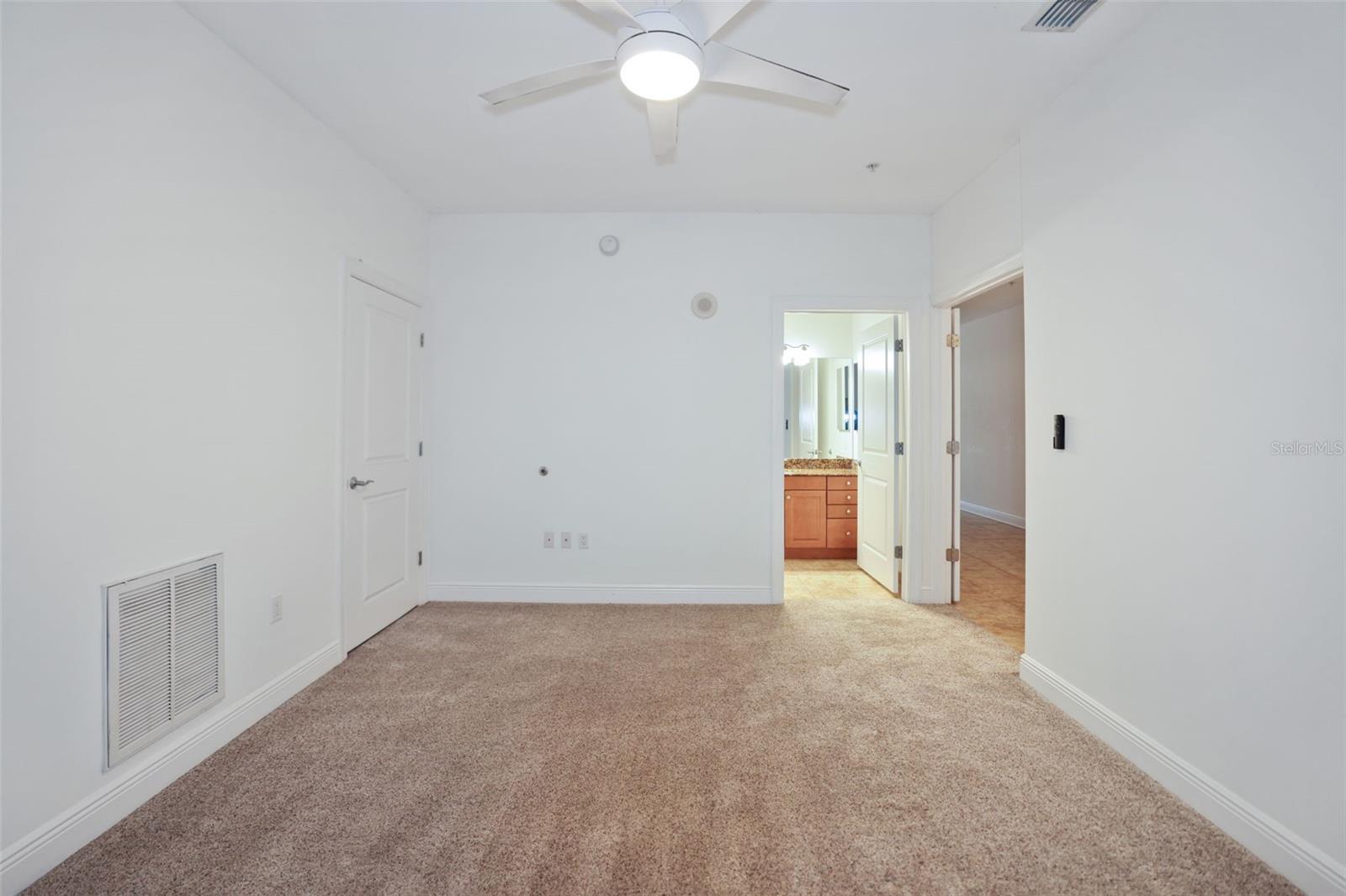 Image 18 of 36 For 628 Cleveland Street 1305