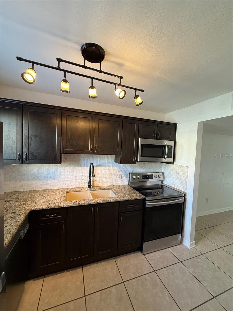 Image 6 of 39 For 22710 Watersedge Boulevard 73