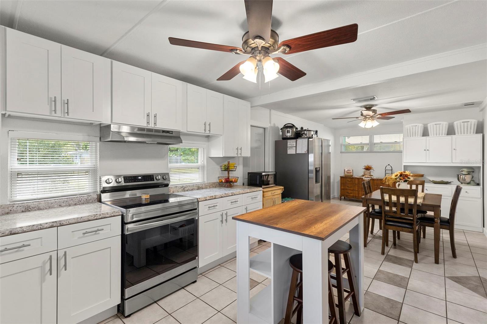 Listing photo id 13 for 7001 13th Street N