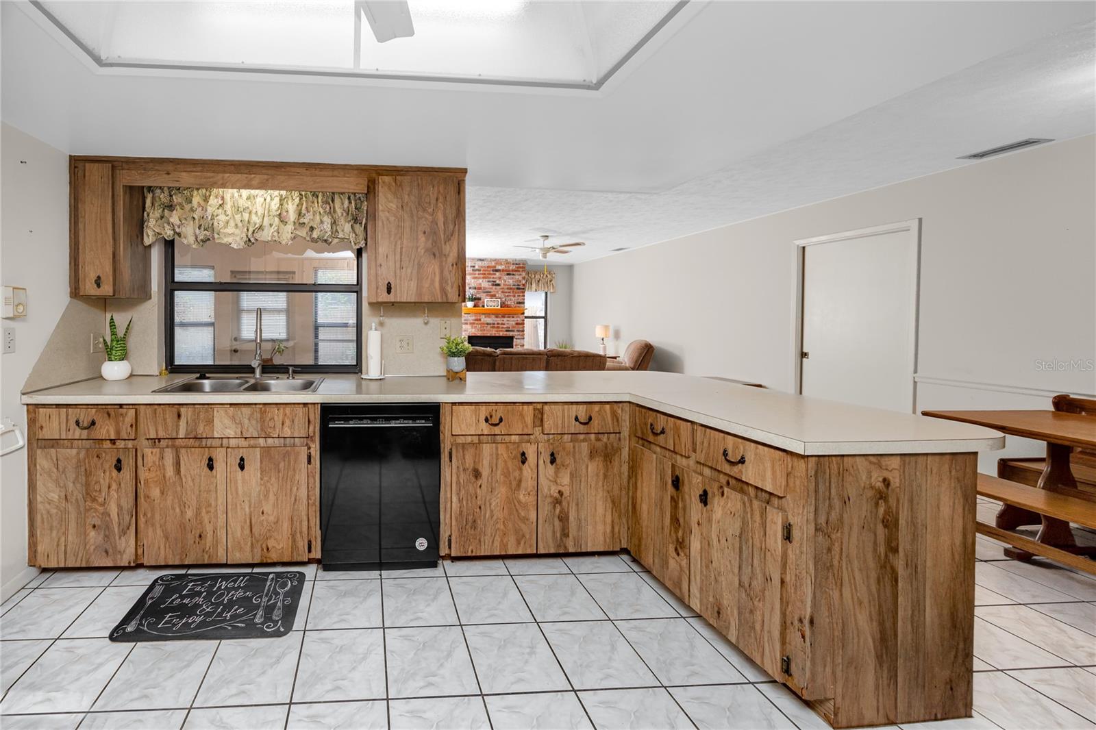 Listing photo id 9 for 2150 55th Street N