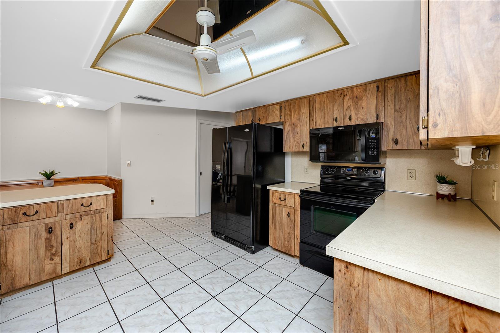 Listing photo id 10 for 2150 55th Street N