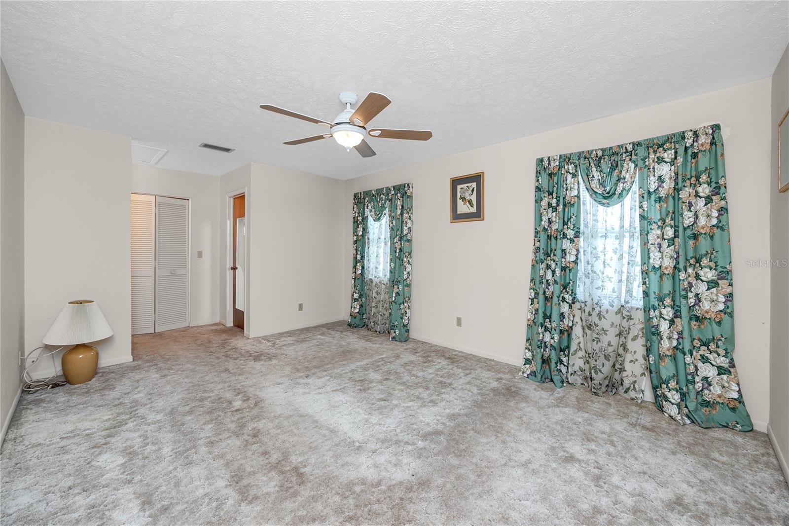 Listing photo id 17 for 2150 55th Street N