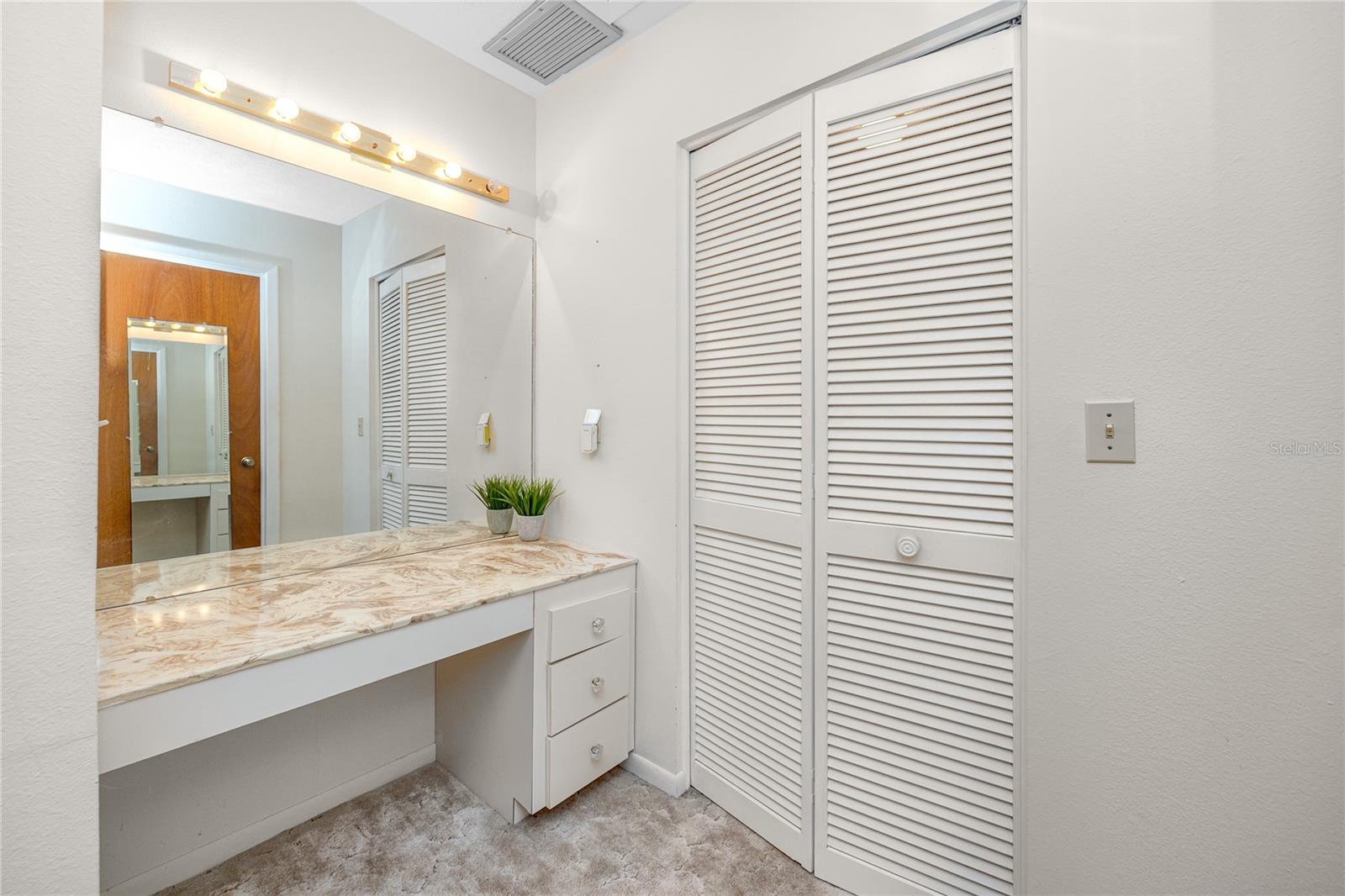 Listing photo id 19 for 2150 55th Street N
