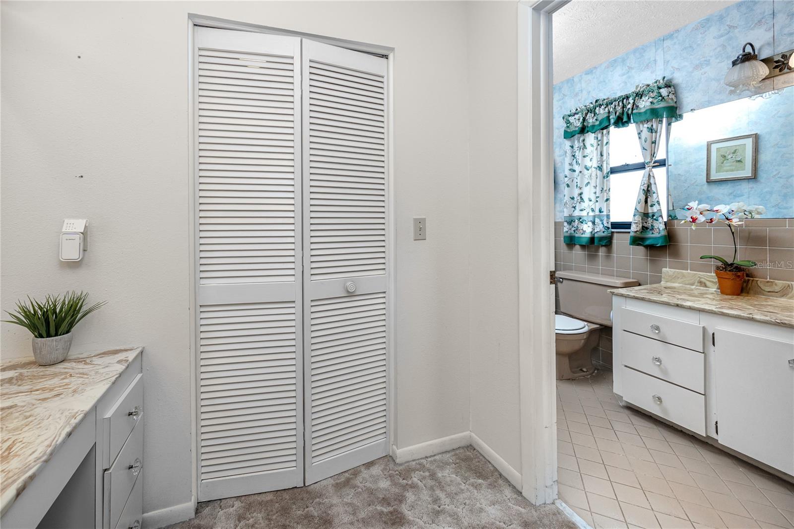Listing photo id 21 for 2150 55th Street N
