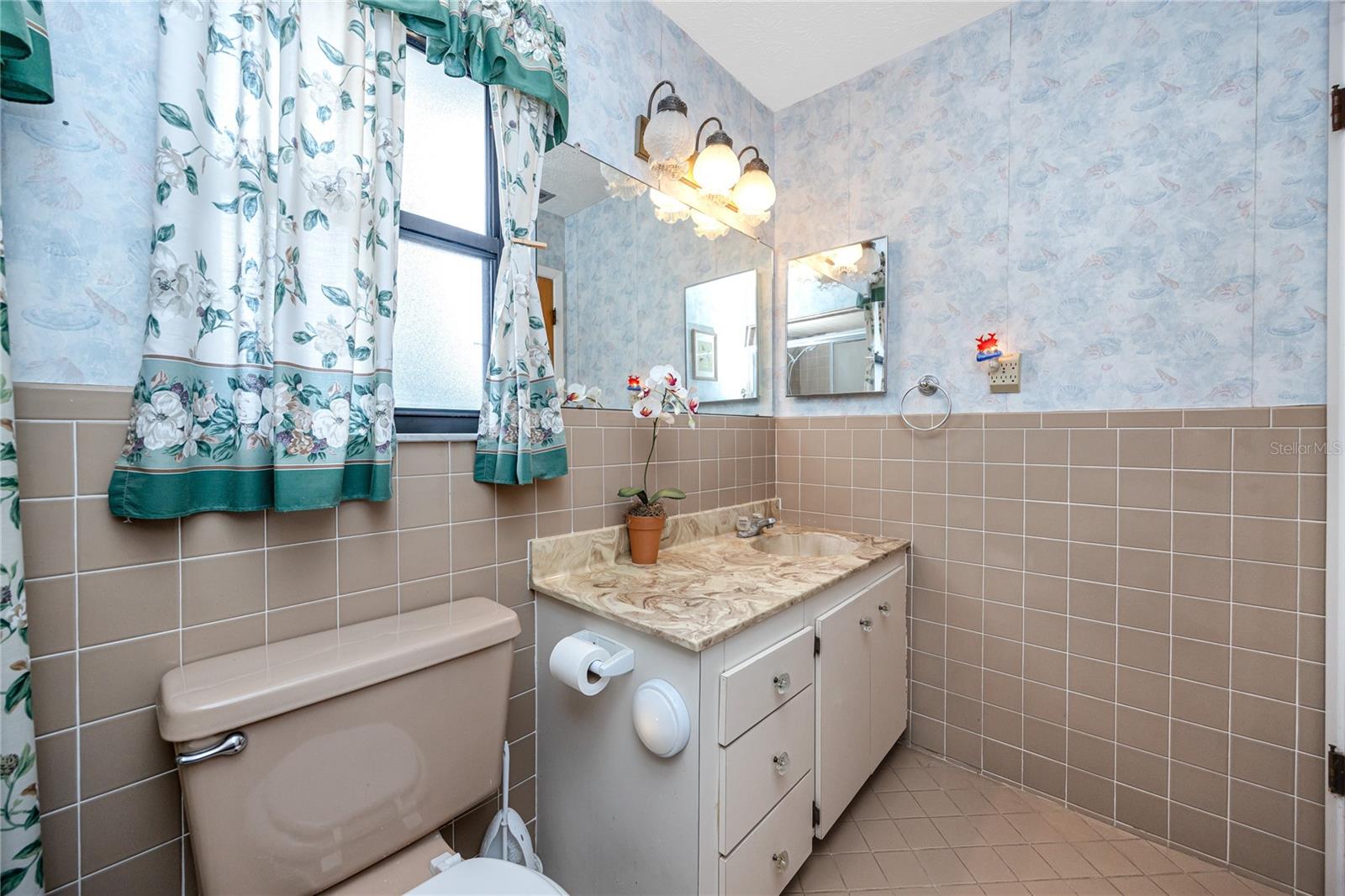 Listing photo id 22 for 2150 55th Street N