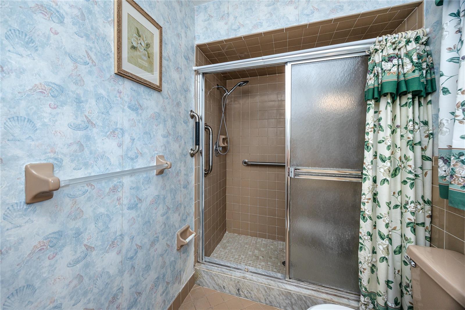 Listing photo id 23 for 2150 55th Street N