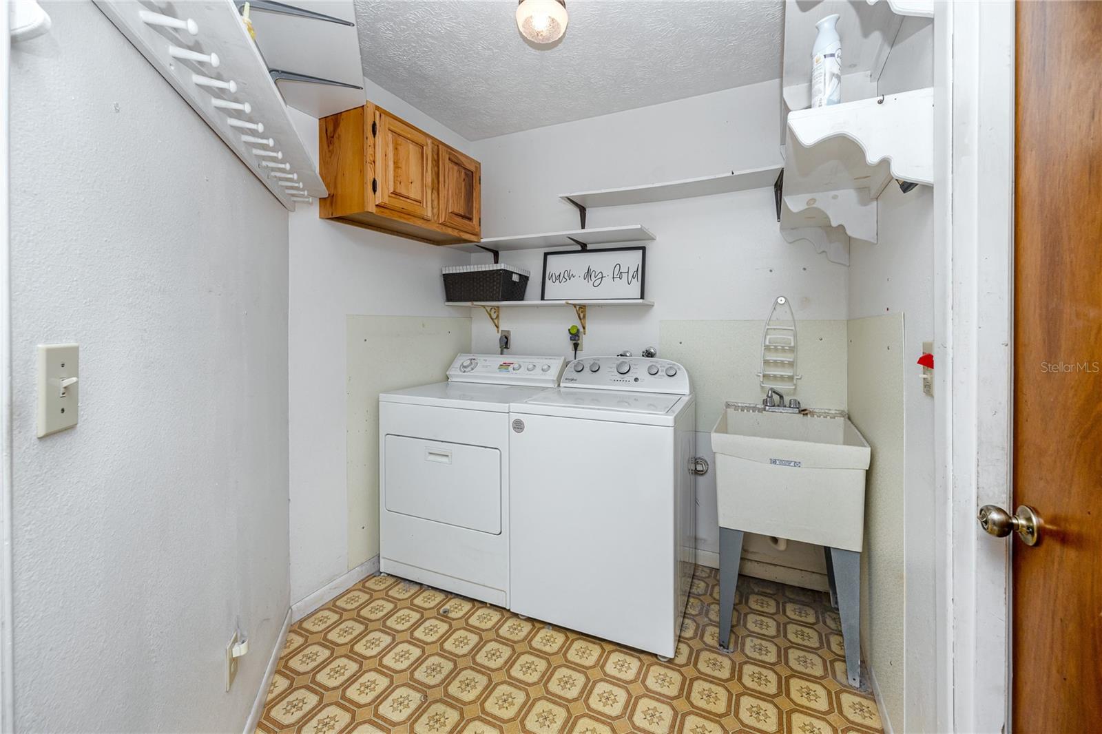 Listing photo id 31 for 2150 55th Street N