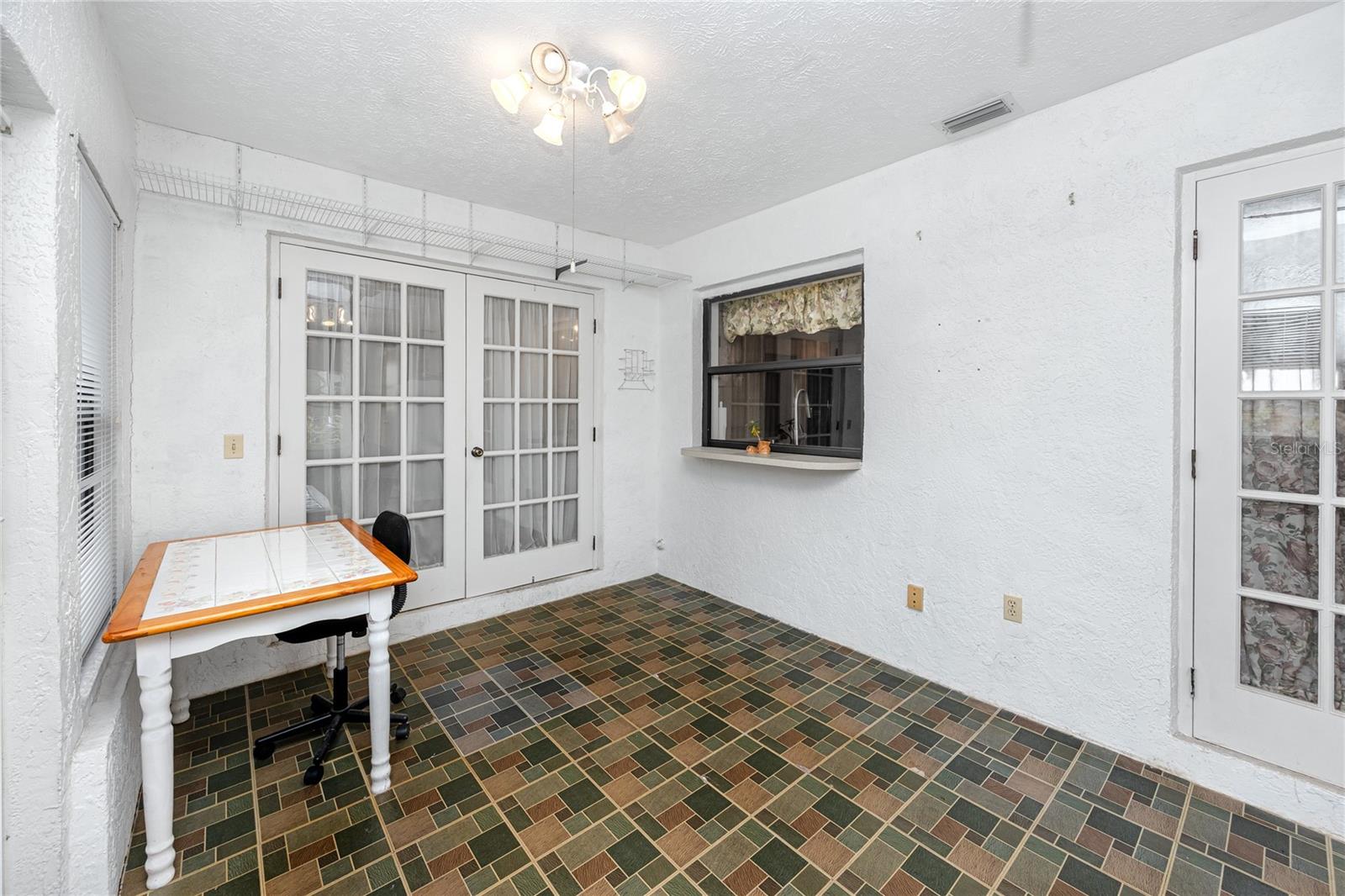 Listing photo id 33 for 2150 55th Street N