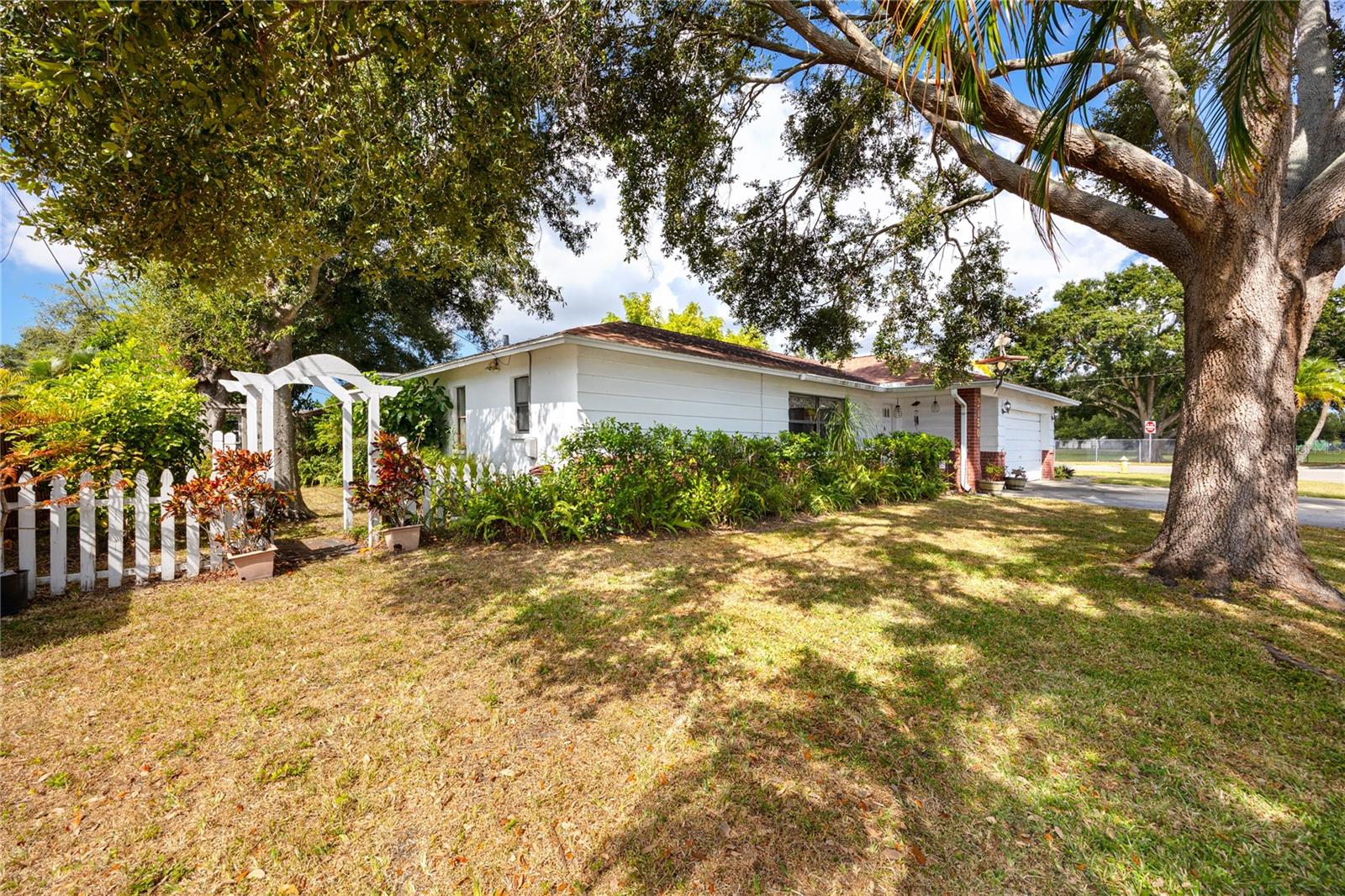 Listing photo id 36 for 2150 55th Street N