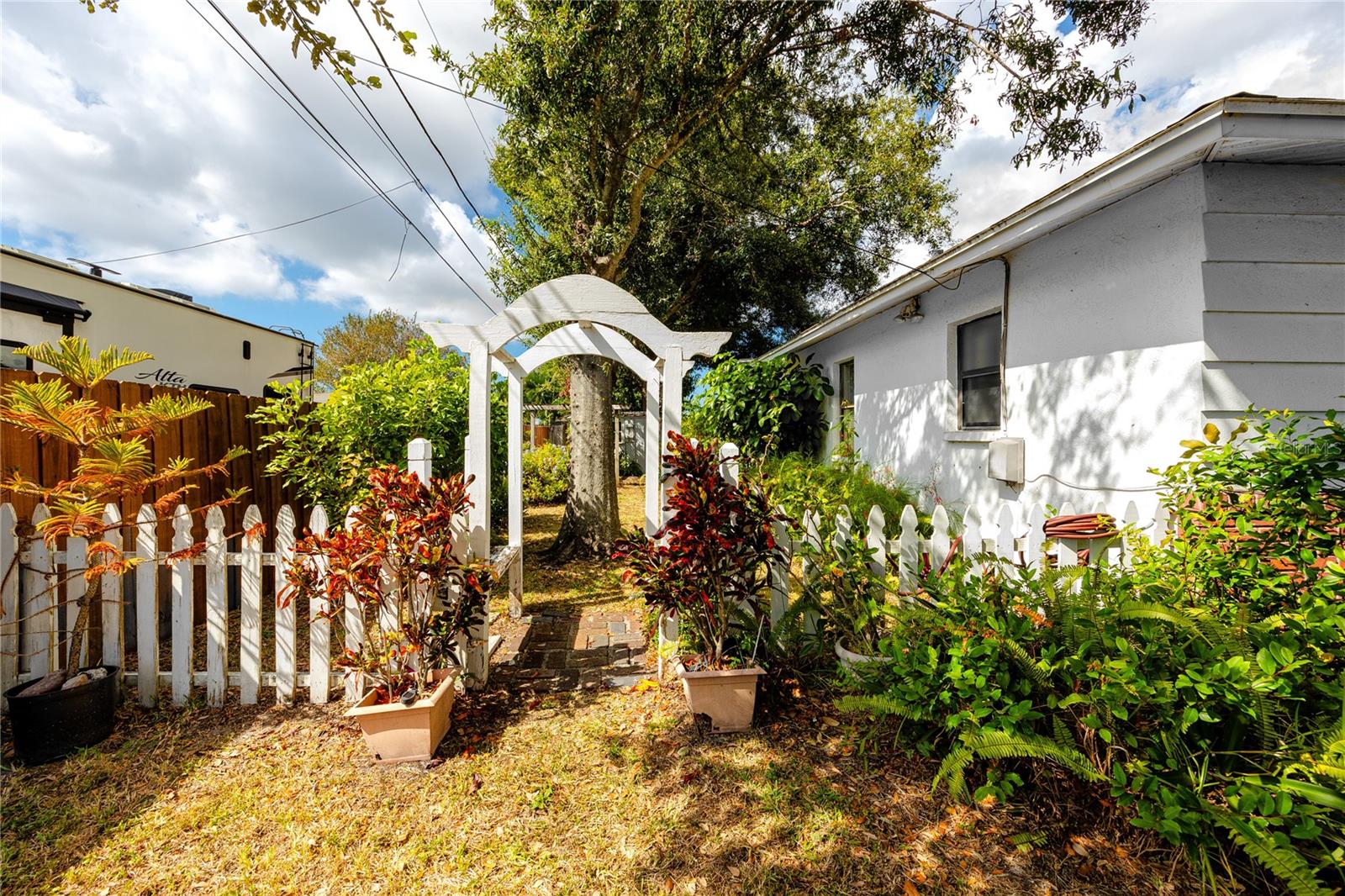 Listing photo id 37 for 2150 55th Street N