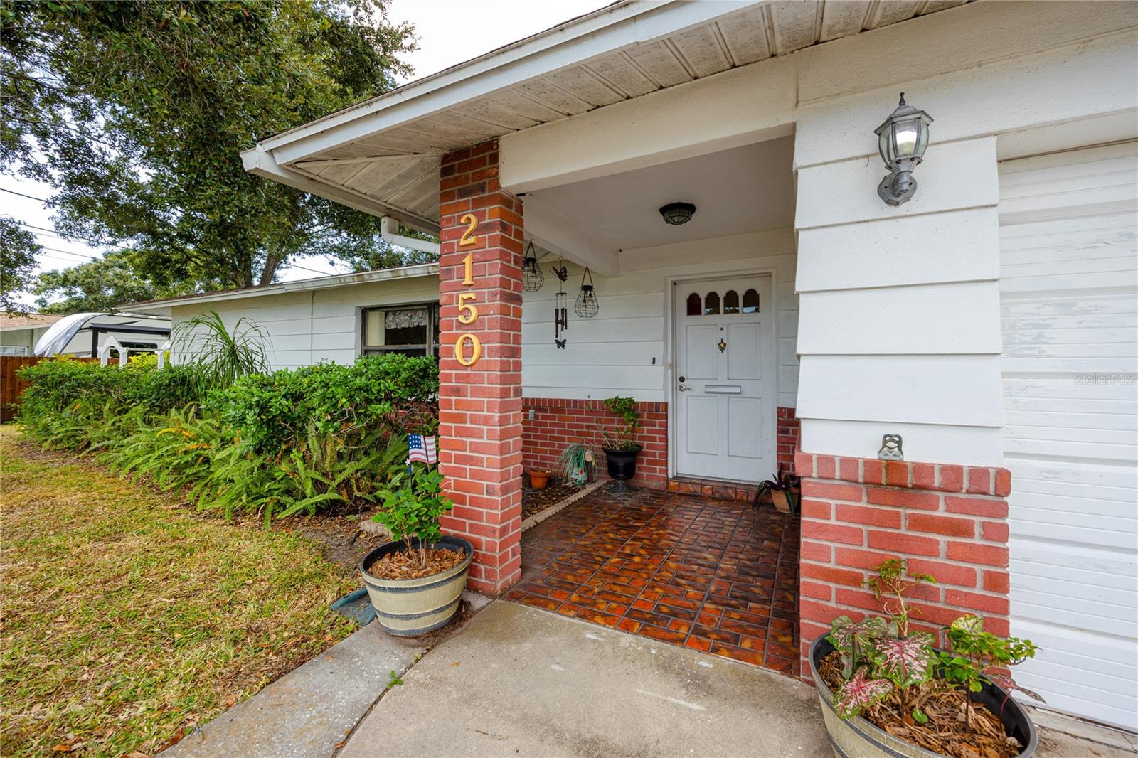 Listing photo id 2 for 2150 55th Street N