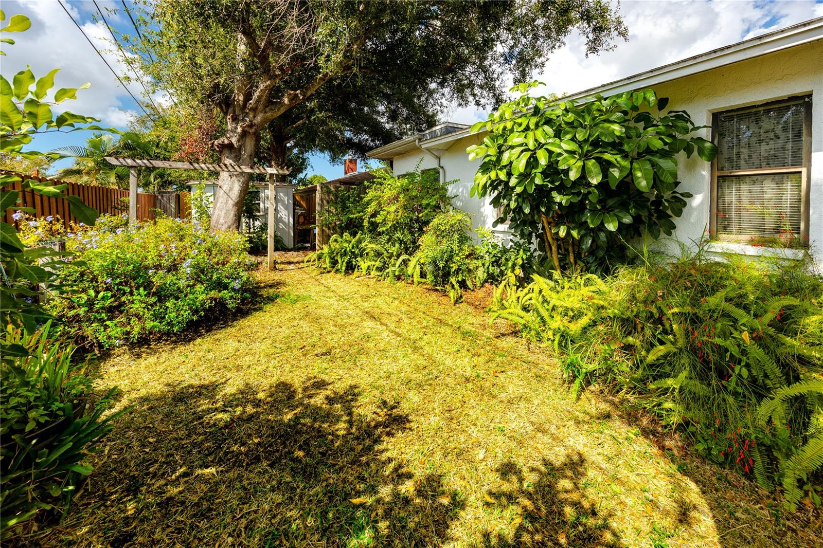 Listing photo id 38 for 2150 55th Street N