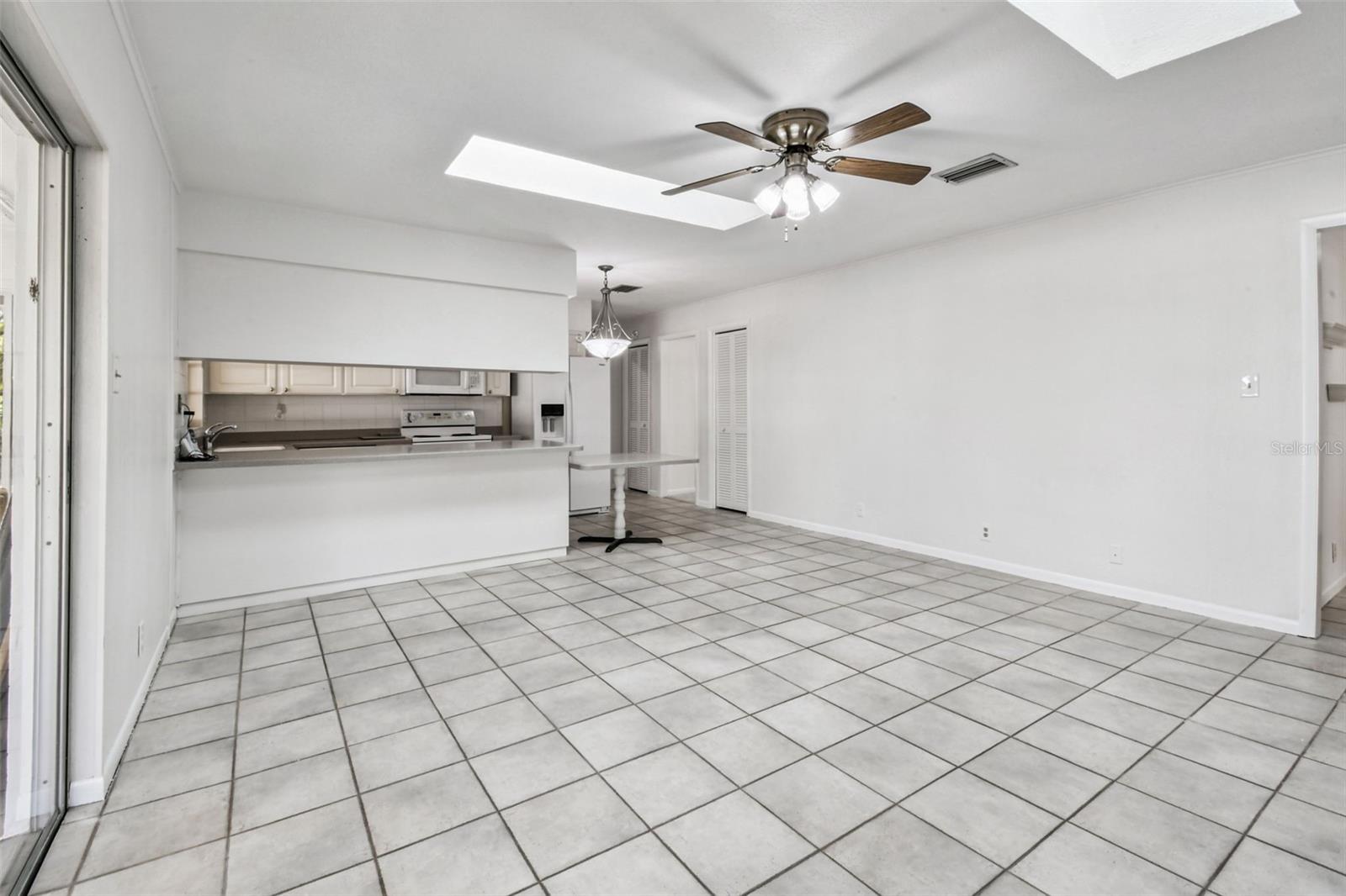 Listing photo id 9 for 513 Rollingview Drive