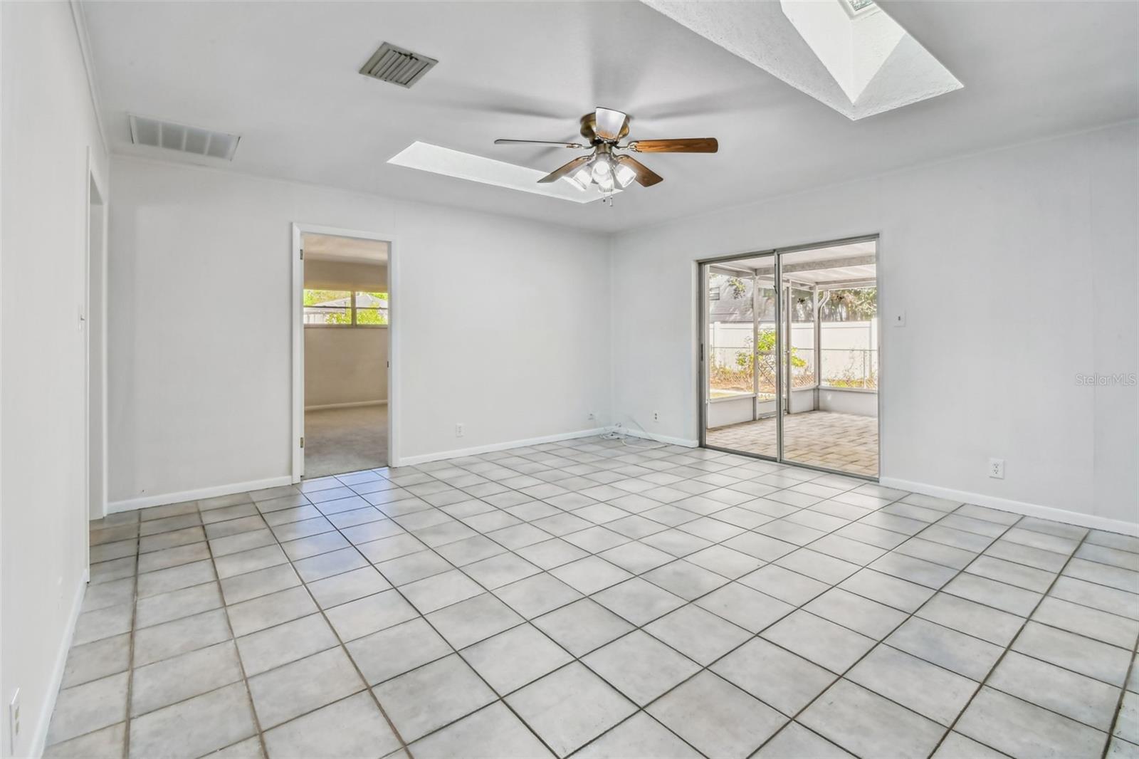 Listing photo id 10 for 513 Rollingview Drive