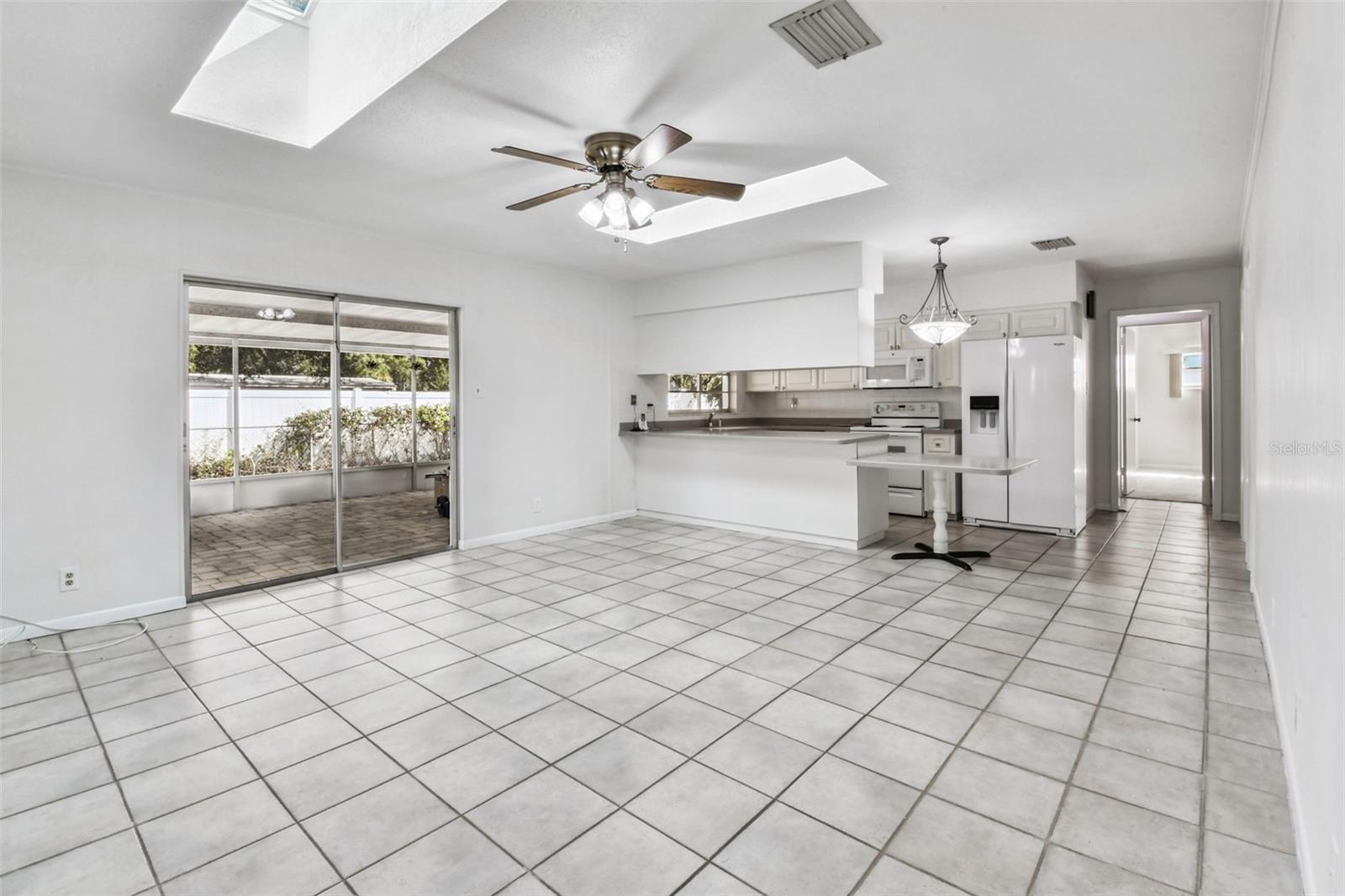 Listing photo id 11 for 513 Rollingview Drive
