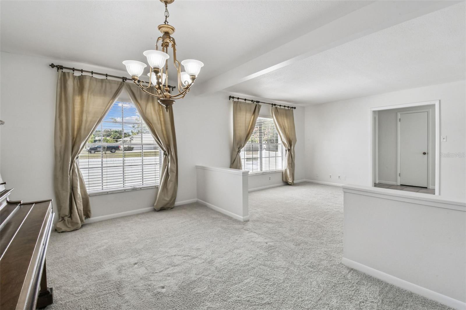 Listing photo id 14 for 513 Rollingview Drive