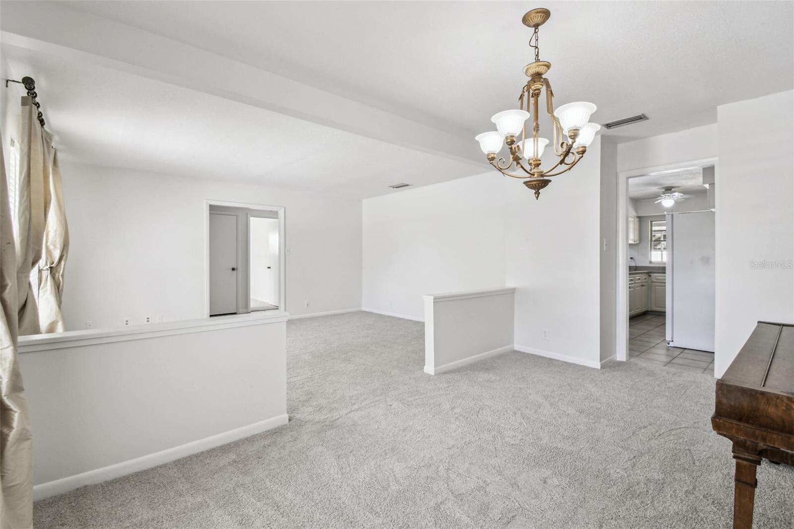 Listing photo id 15 for 513 Rollingview Drive