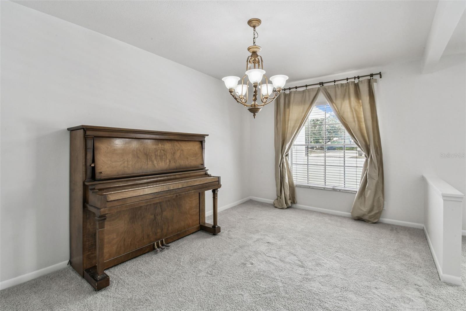 Listing photo id 16 for 513 Rollingview Drive