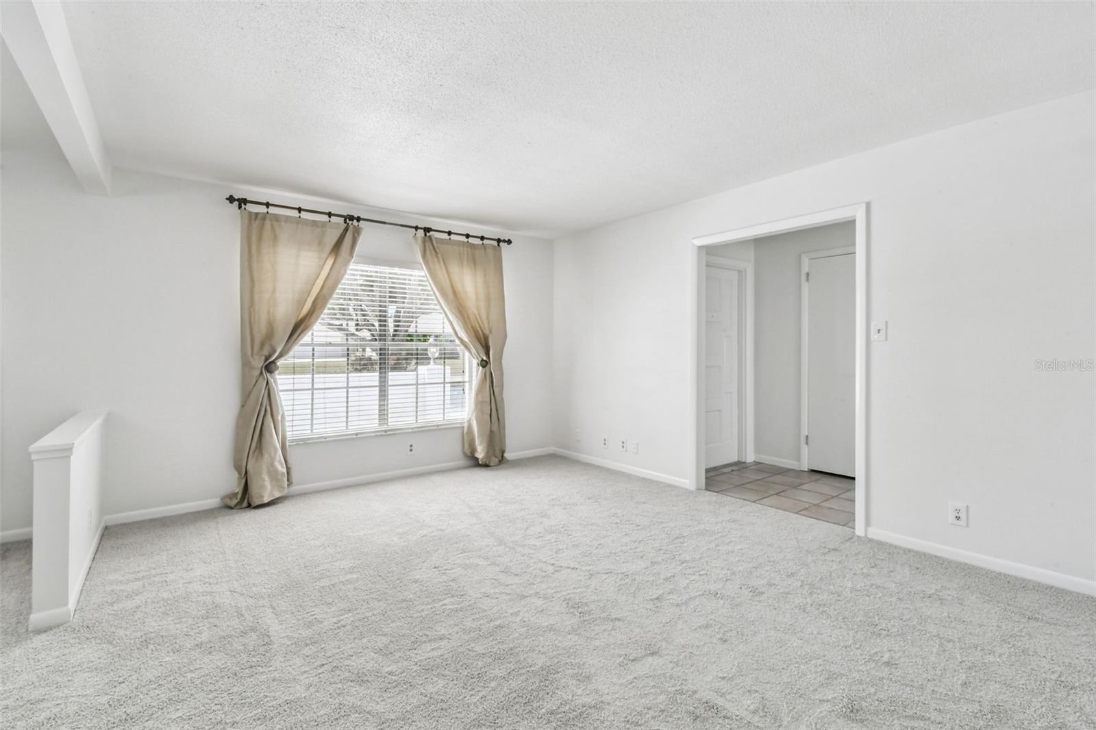Listing photo id 17 for 513 Rollingview Drive