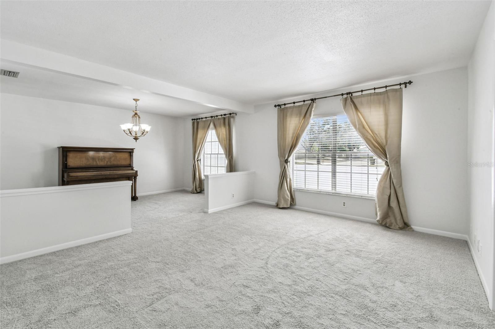 Listing photo id 18 for 513 Rollingview Drive