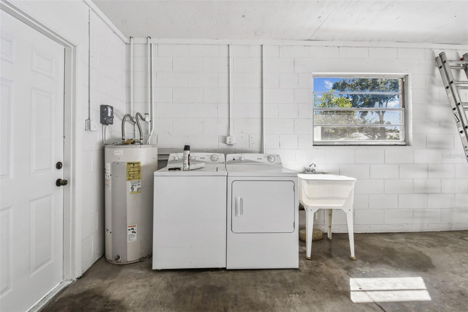Listing photo id 21 for 513 Rollingview Drive