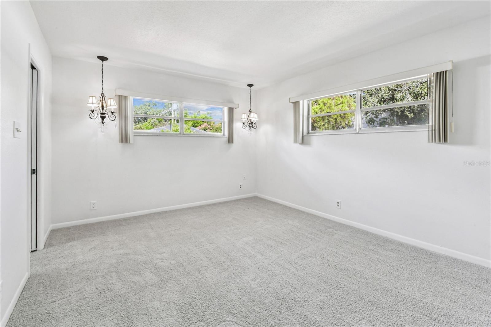 Listing photo id 4 for 513 Rollingview Drive