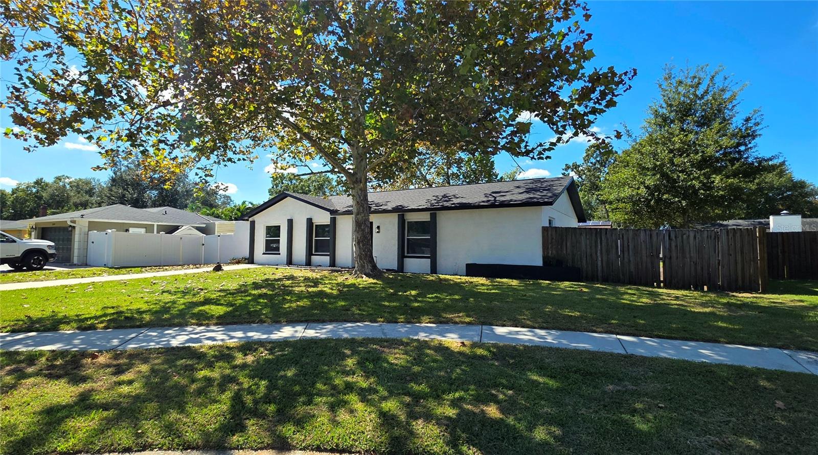 Listing photo id 3 for 3206 Las Brisas Drive