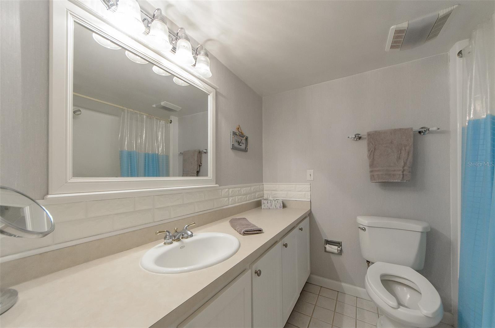 Image 18 of 48 For 105 Island Way 121