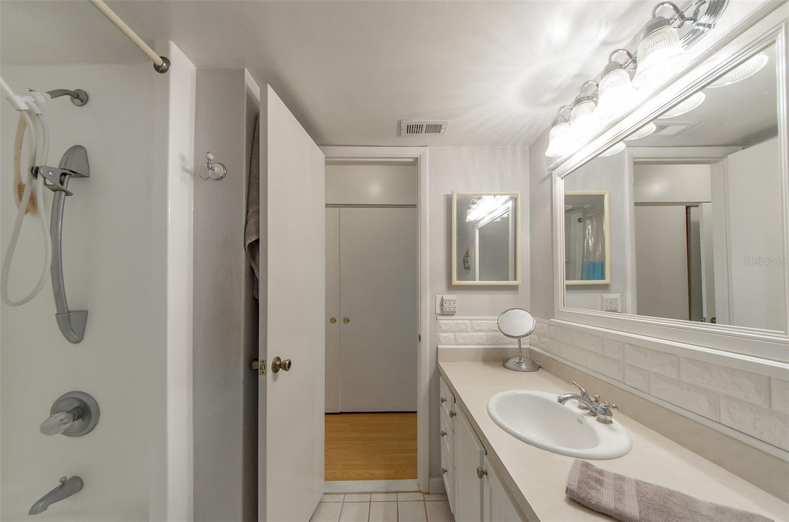 Image 19 of 48 For 105 Island Way 121