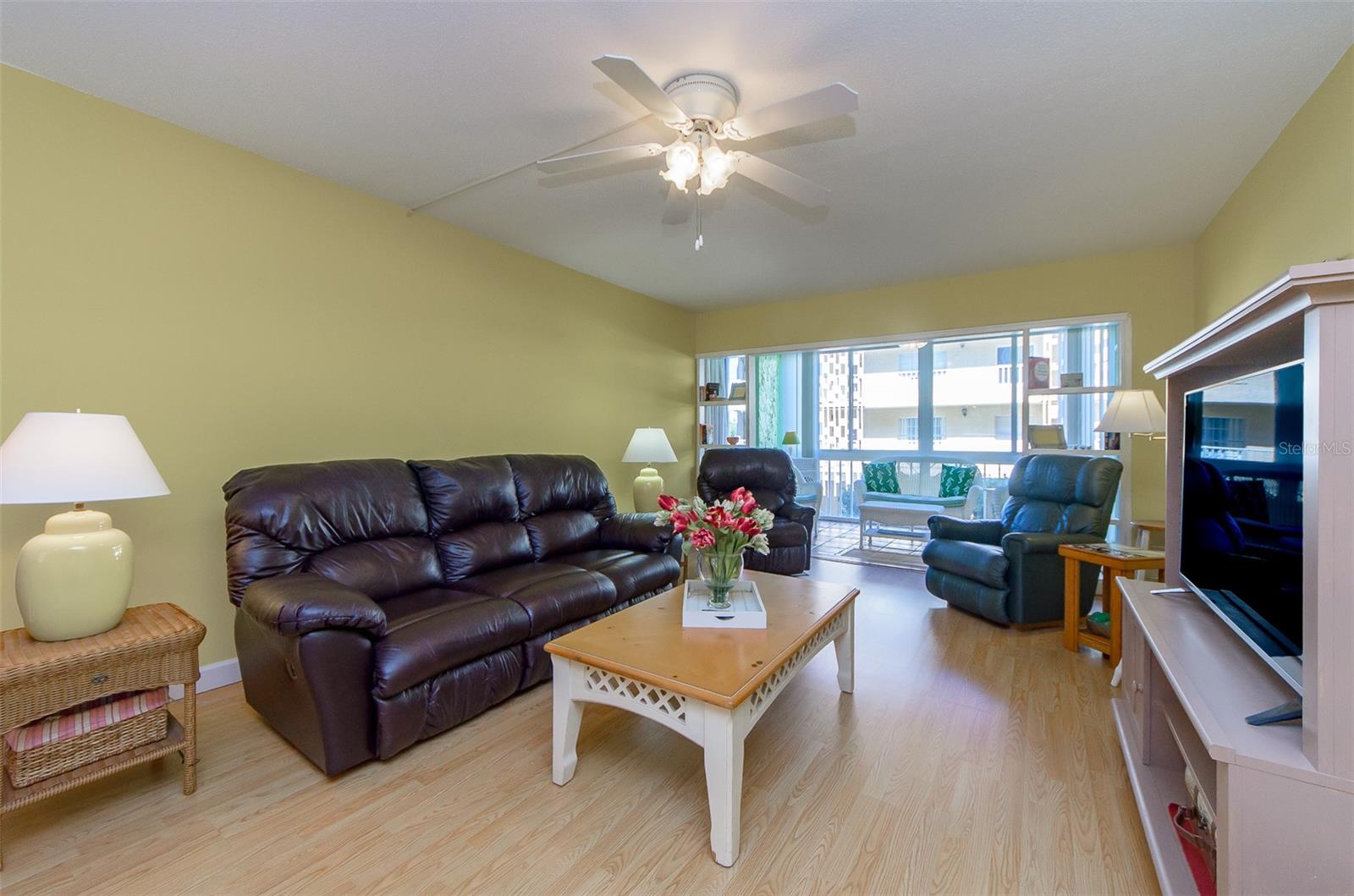 Image 7 of 48 For 105 Island Way 121
