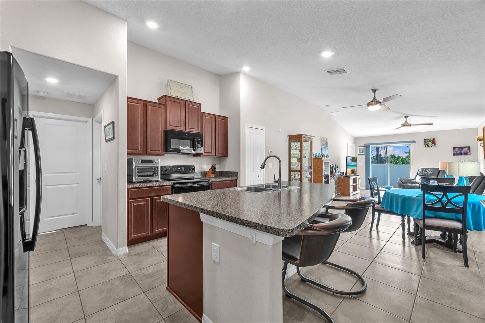 Listing photo id 2 for 10262 Carloway Hills Drive