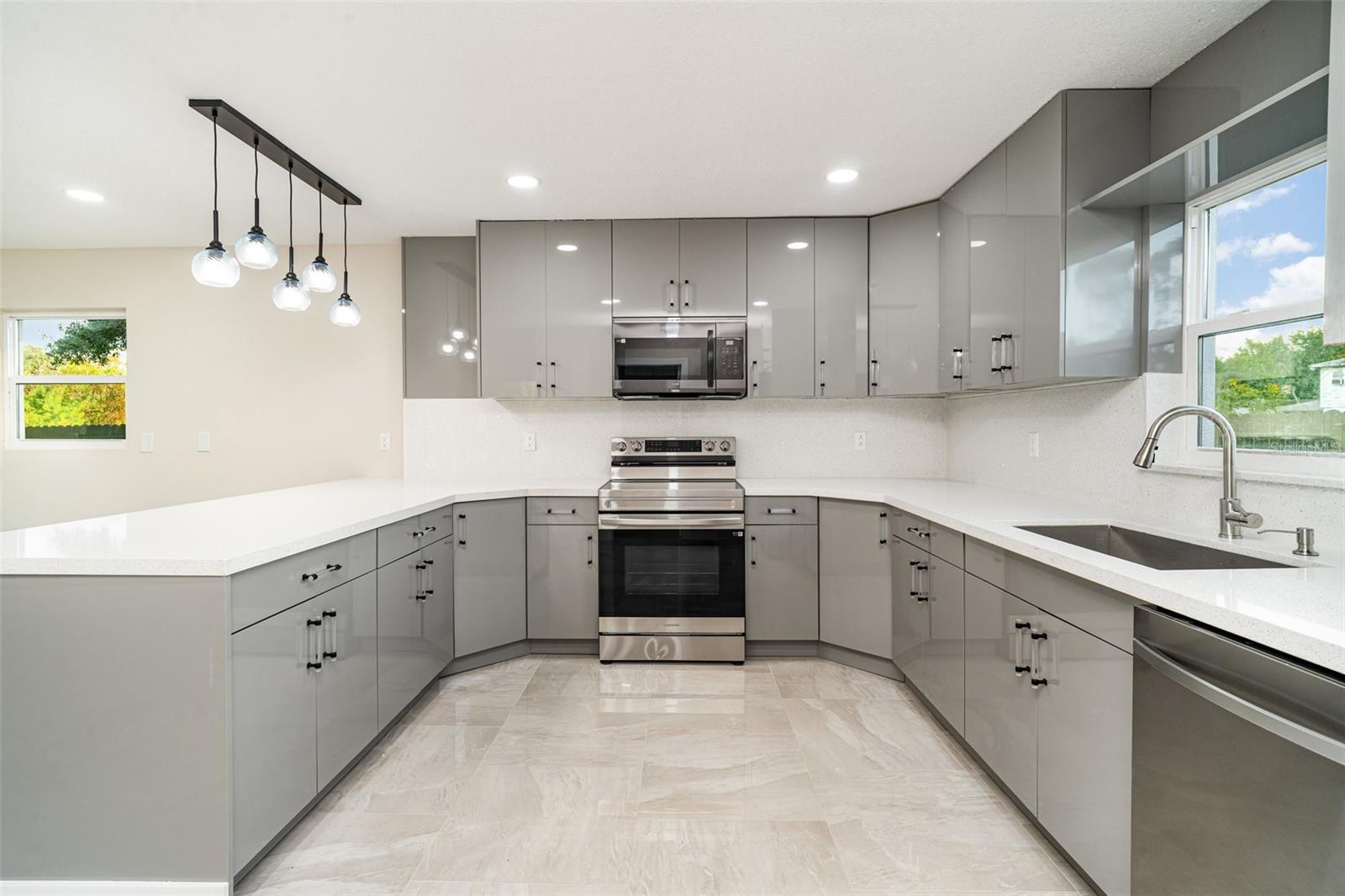 Image 15 of 33 For 4616 34th Avenue E