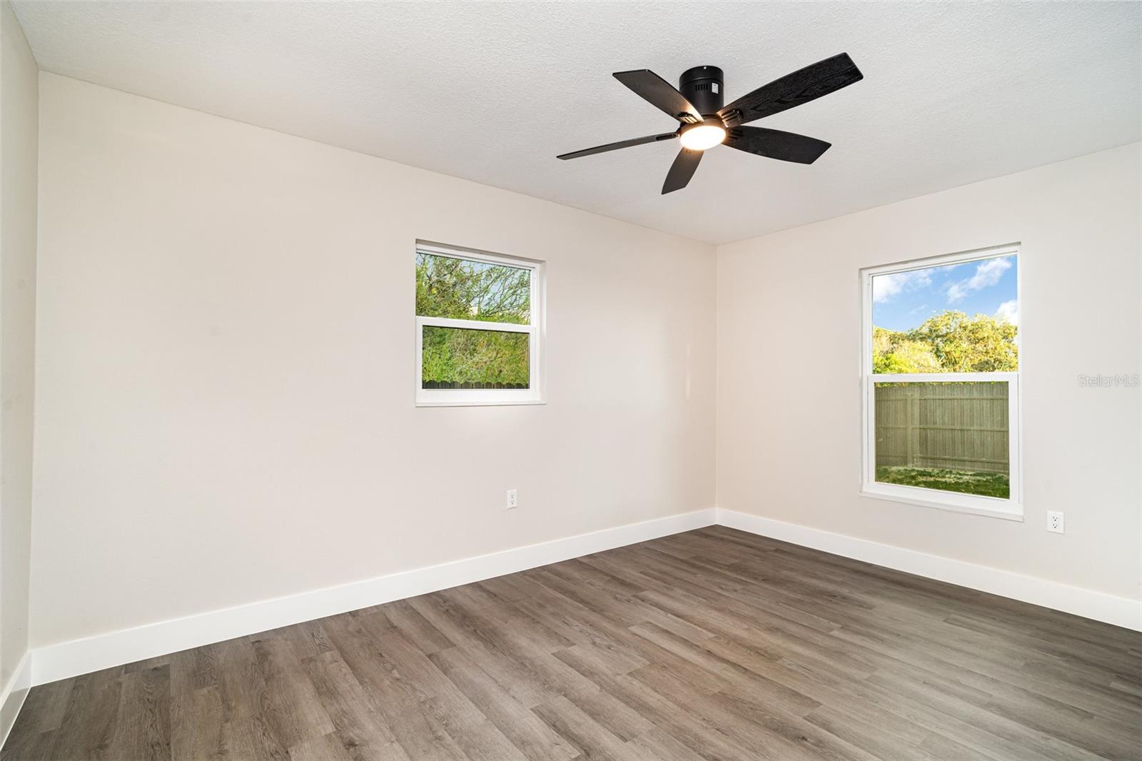 Image 18 of 33 For 4616 34th Avenue E