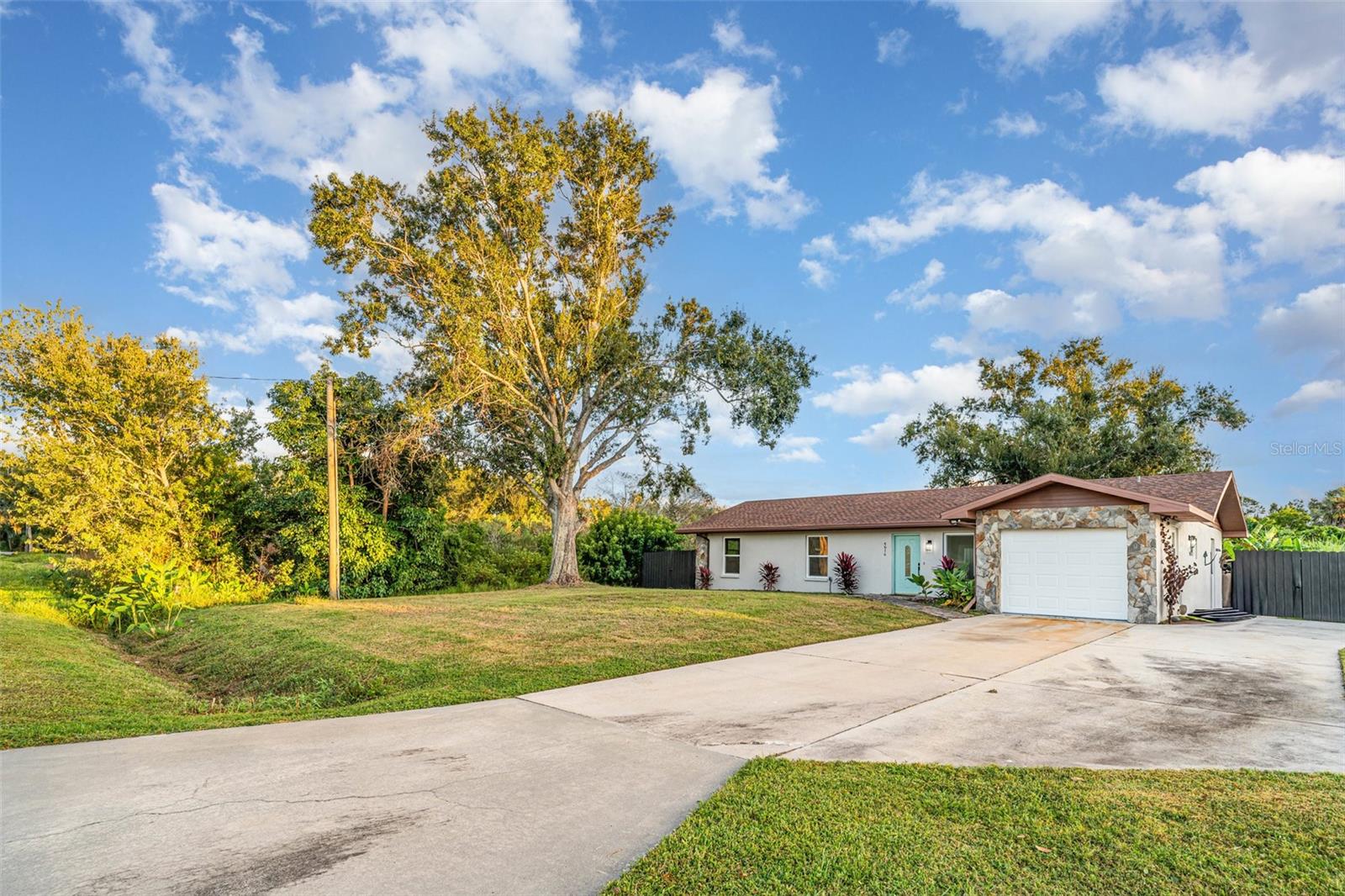 Image 2 of 33 For 4616 34th Avenue E
