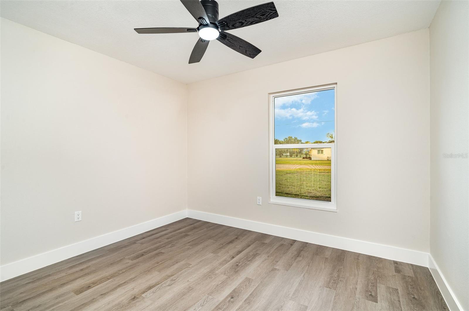 Image 23 of 33 For 4616 34th Avenue E