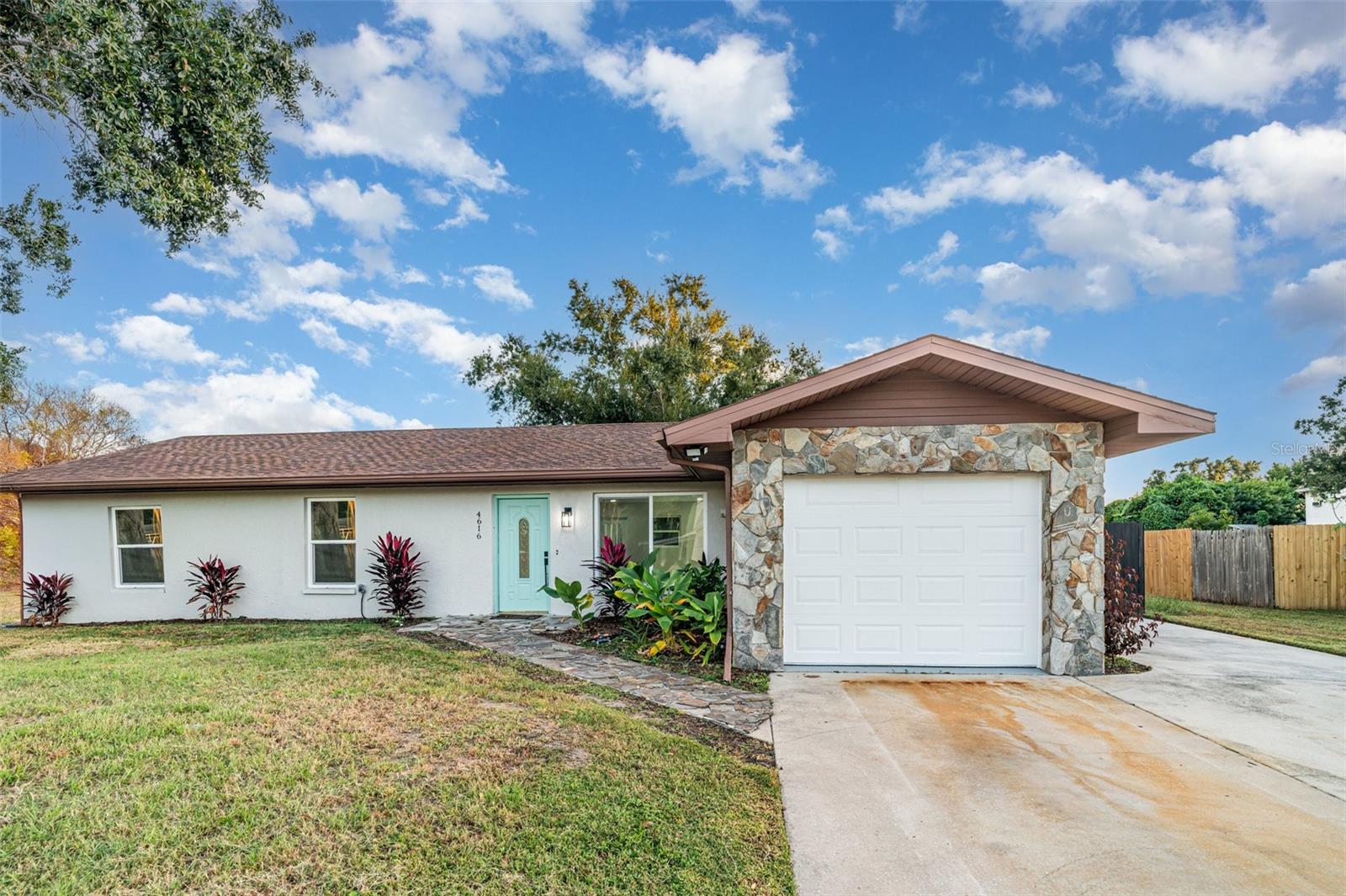 Image 4 of 33 For 4616 34th Avenue E