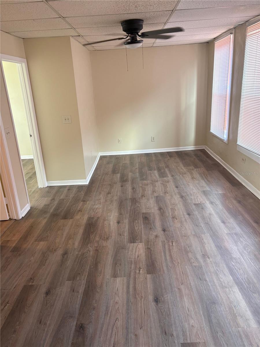 Listing photo id 2 for 111 Newport Avenue 15