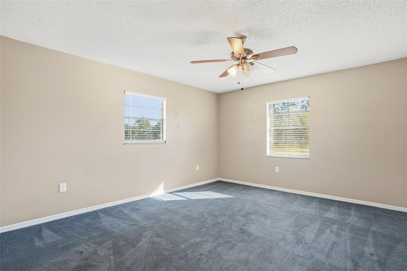 Listing photo id 19 for 2109 Deborah Drive