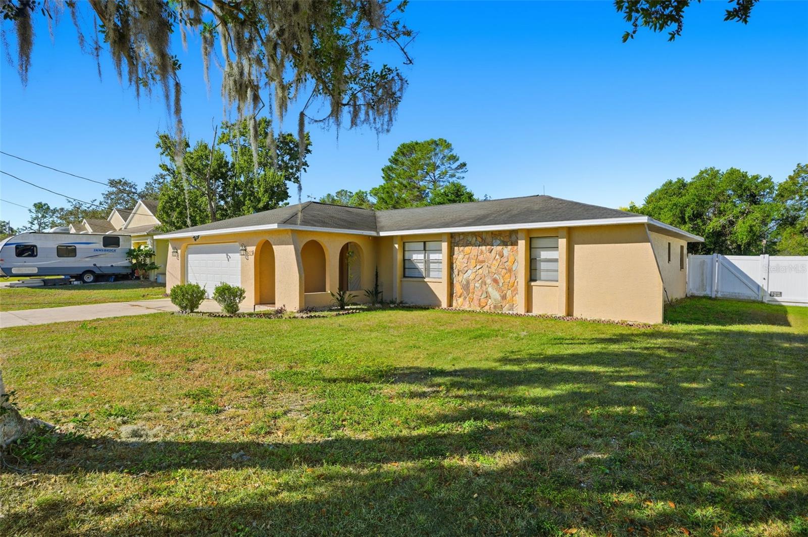 Listing photo id 2 for 2109 Deborah Drive
