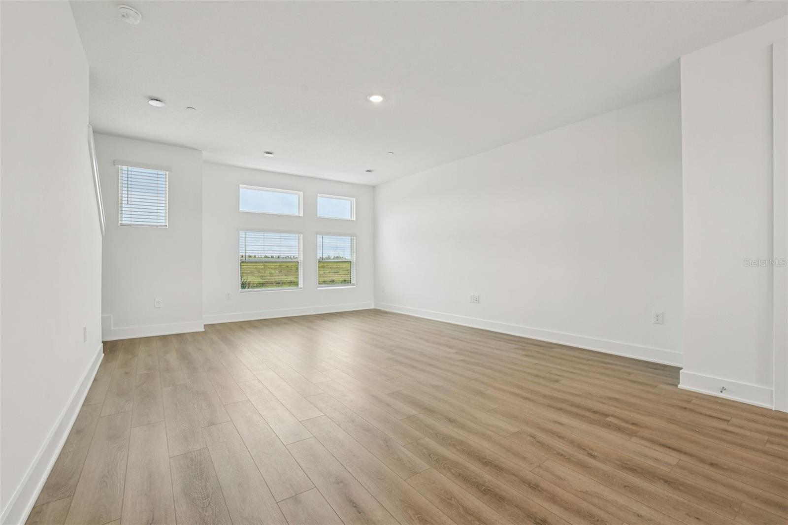 Image 12 of 39 For 15429 Hamlin Park Drive