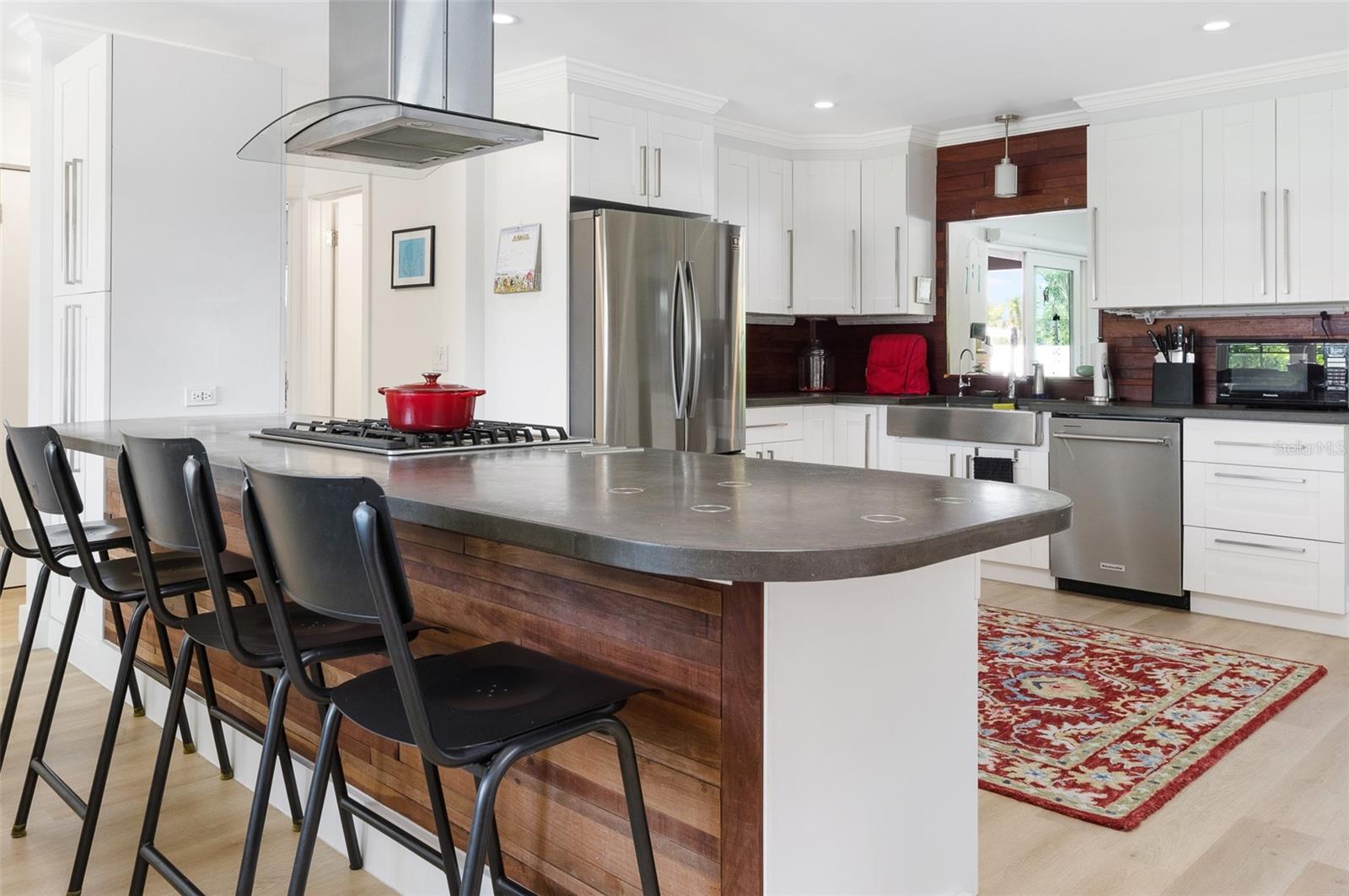 Image 5 of 33 For 715 44th Avenue Ne