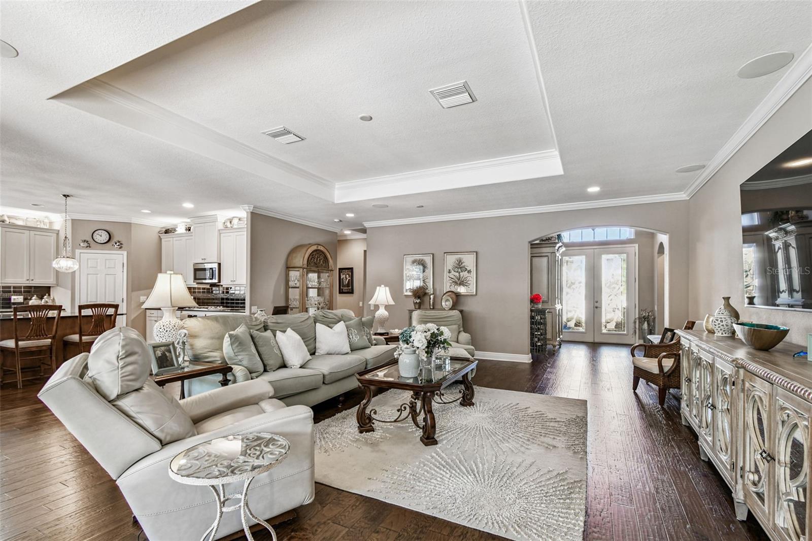 Listing photo id 8 for 2251 Highwood Court