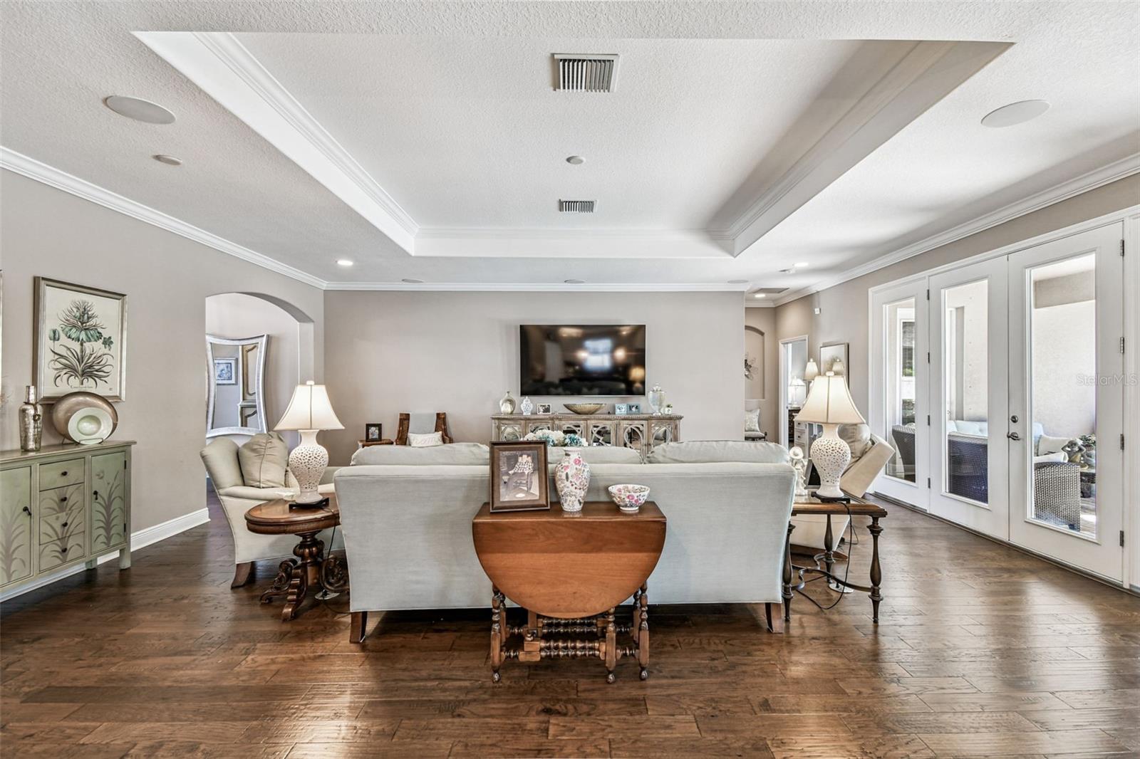 Listing photo id 9 for 2251 Highwood Court