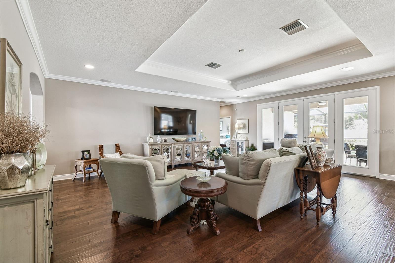 Listing photo id 10 for 2251 Highwood Court