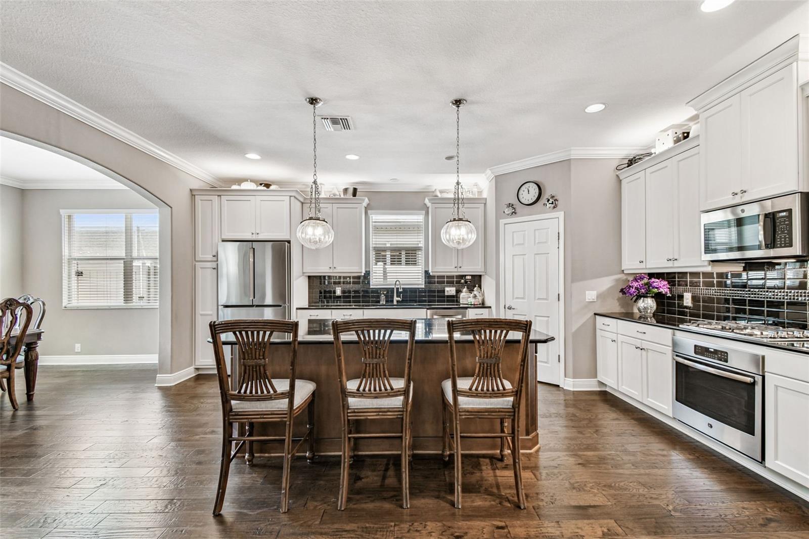 Listing photo id 12 for 2251 Highwood Court