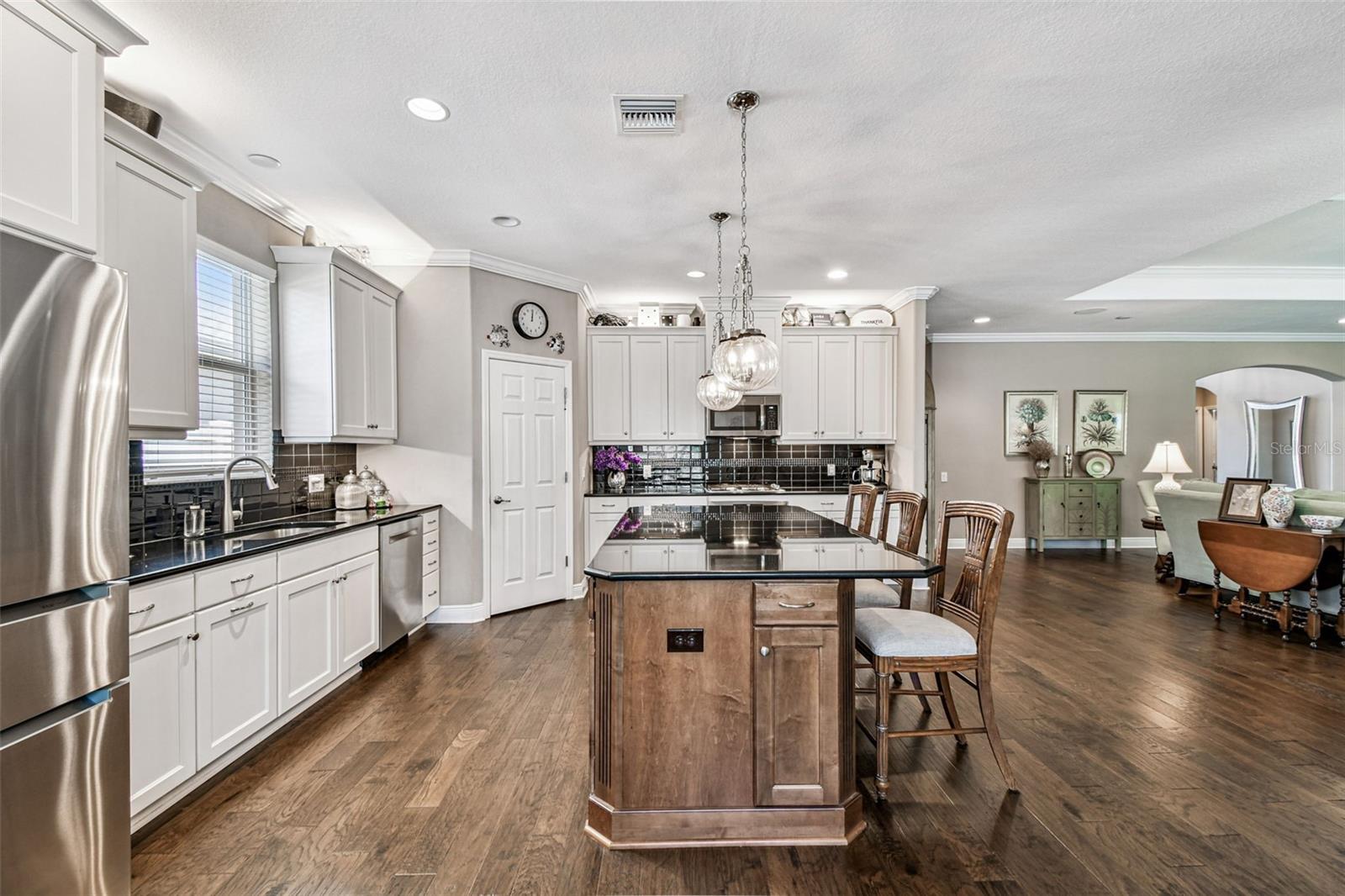 Listing photo id 13 for 2251 Highwood Court