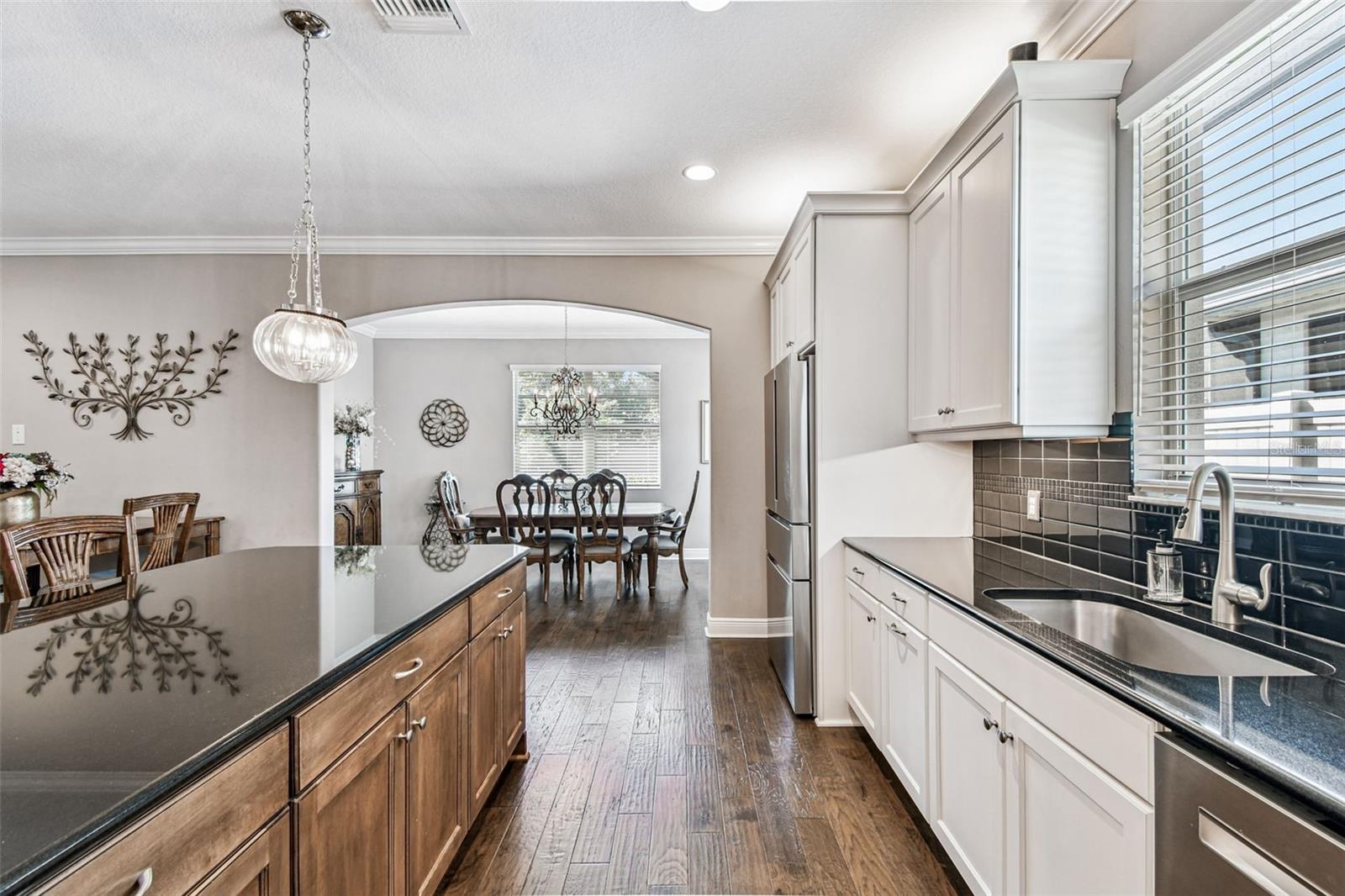 Listing photo id 14 for 2251 Highwood Court