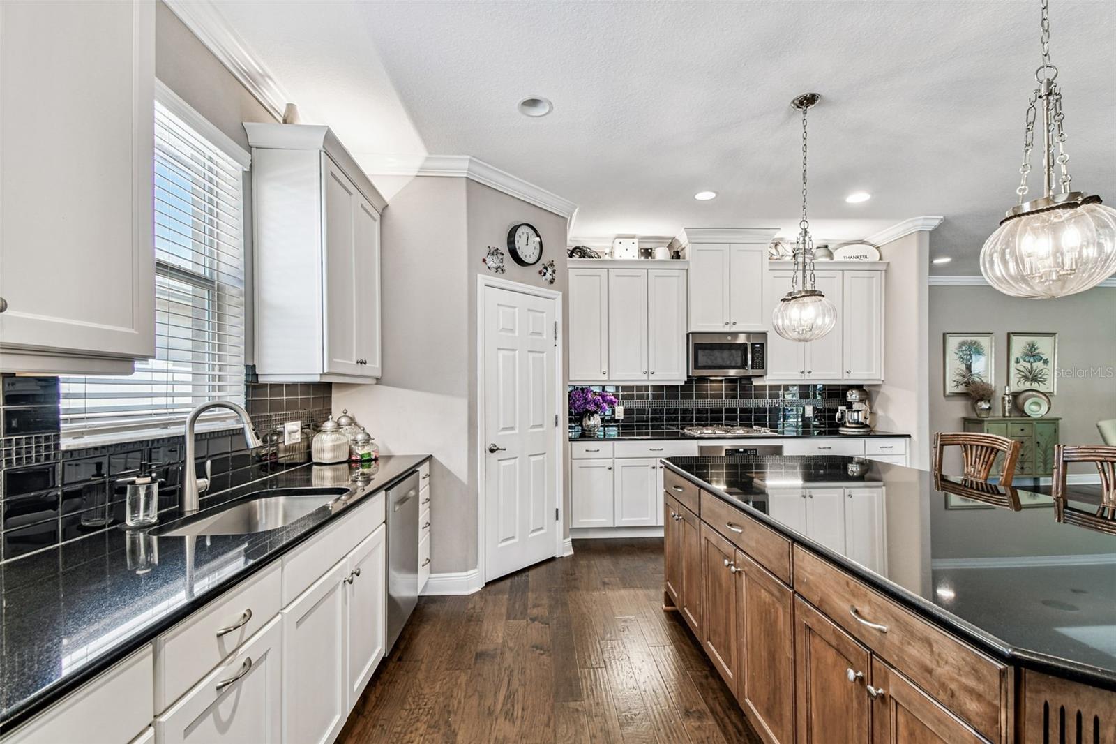 Listing photo id 15 for 2251 Highwood Court