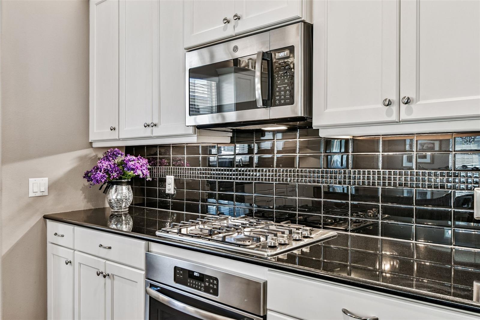 Listing photo id 16 for 2251 Highwood Court